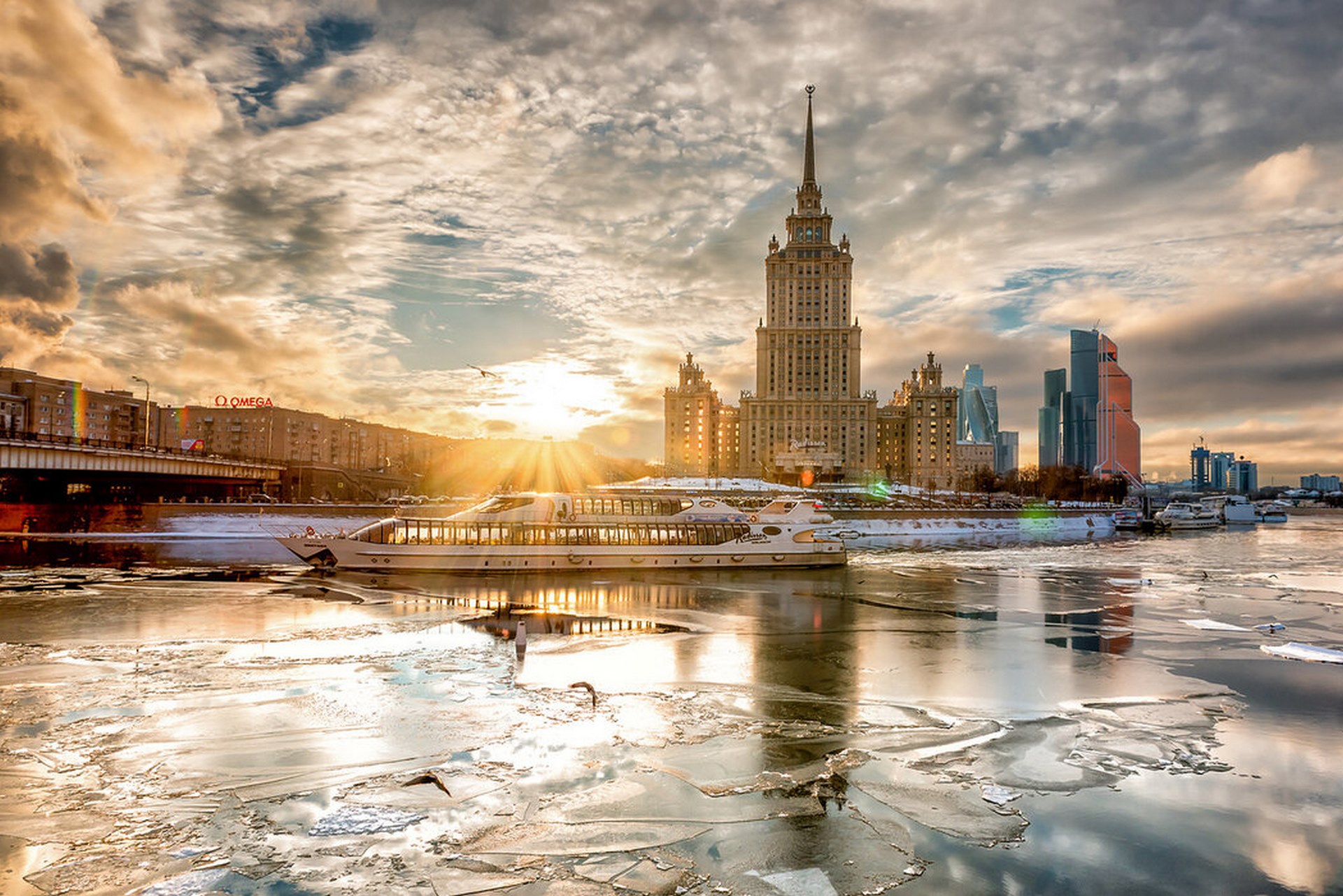 Москва в ноябре. Флотилия Рэдиссон зимой. Москва река зимой у Сити. Москва Сити река рассвет. Москва зимой утро Москва Сити.